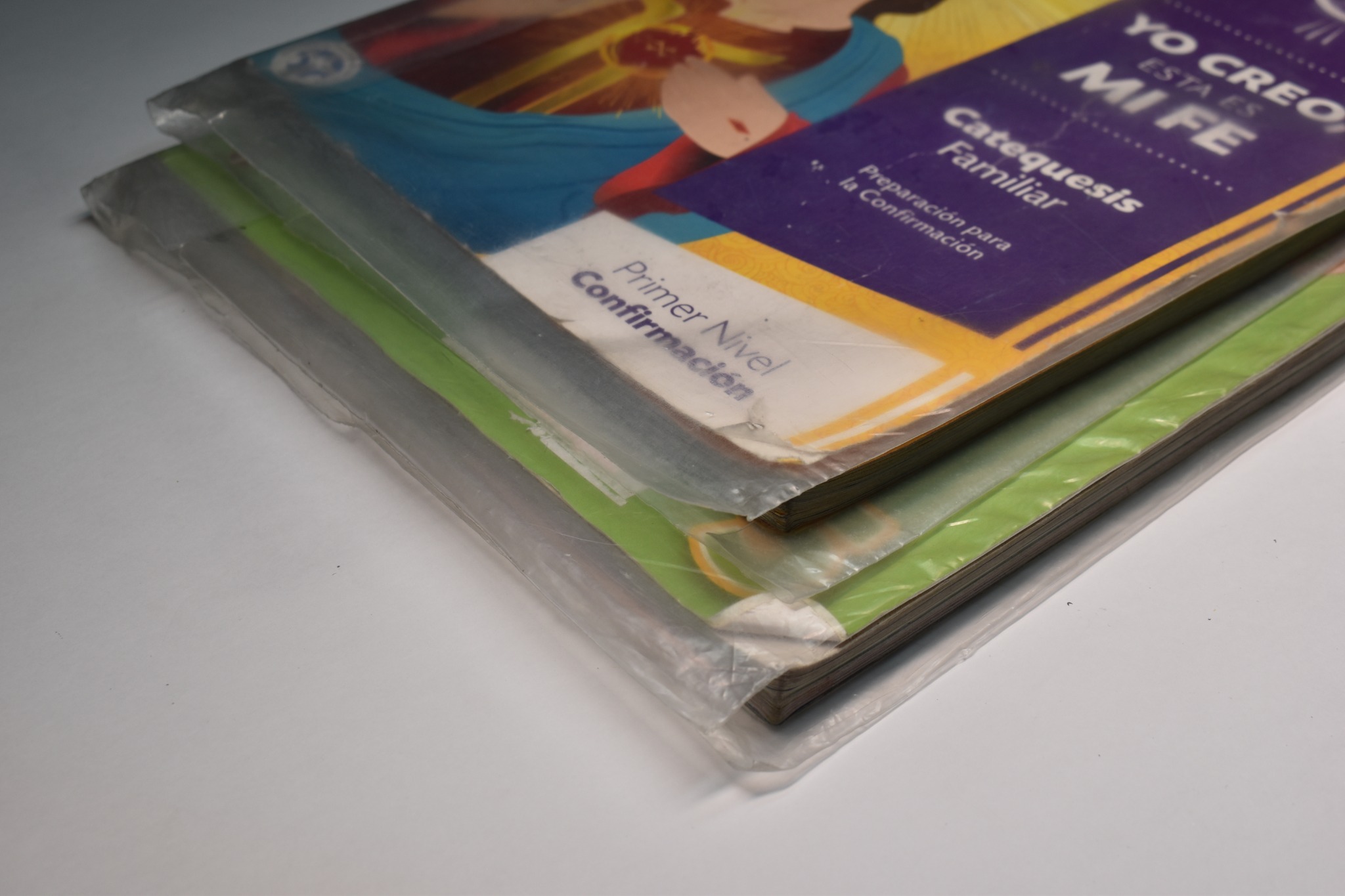 Libro con forro genérico con exceso de material